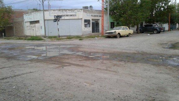 Vecinos se quejan por múltiples pérdidas de agua en la ciudad 