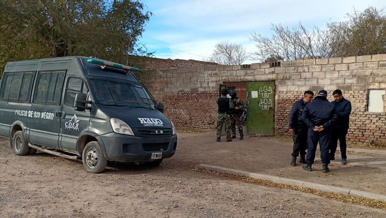 Efectivo de distintas unidades policiales de Cipolletti participaban en el operativo de Ferri.&nbsp;