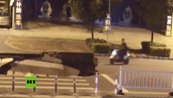 Cayó en un agujero en el asfalto por mirar su celular