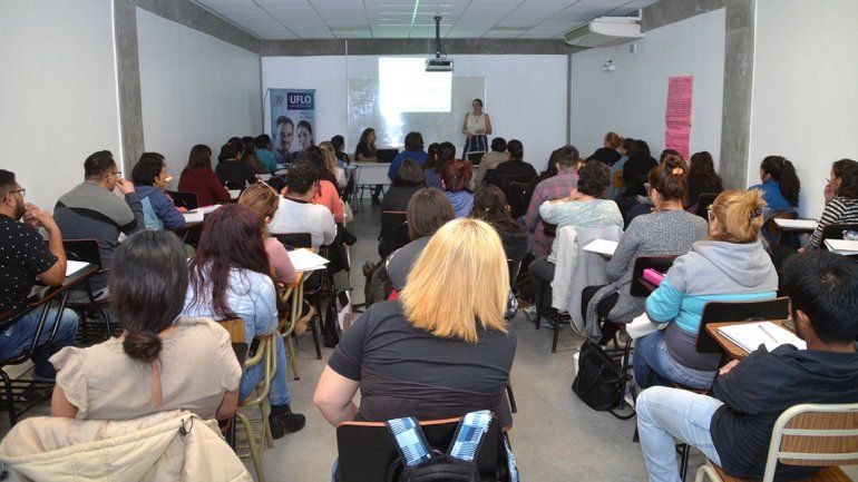 Capacitan a enfermeros para cuidados críticos con un posgrado