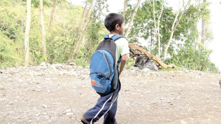 Hermanitos no iban a la escuela por falta de calzado y pasó algo hermoso