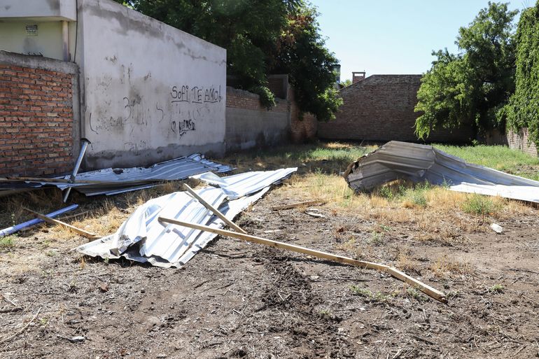 Las chapas del techo terminaron en el baldío lindante al domicilio de la calle Mendoza y otras a 50 metros aproximadamente. Las chapas del techo terminaron en el baldío lindante al domicilio de la calle Mendoza y otras a 50 metros aproximadamente.
