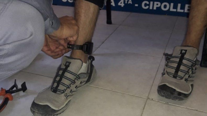 Condenado por dos delitos sexuales contra niñas, por ahora, mantiene la prisión domiciliaria controlao con una tobillera gps.