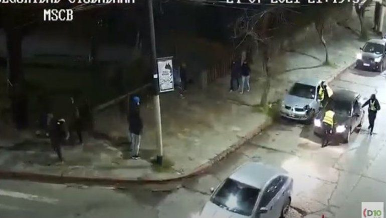 Embistió a una policía para escapar de un control