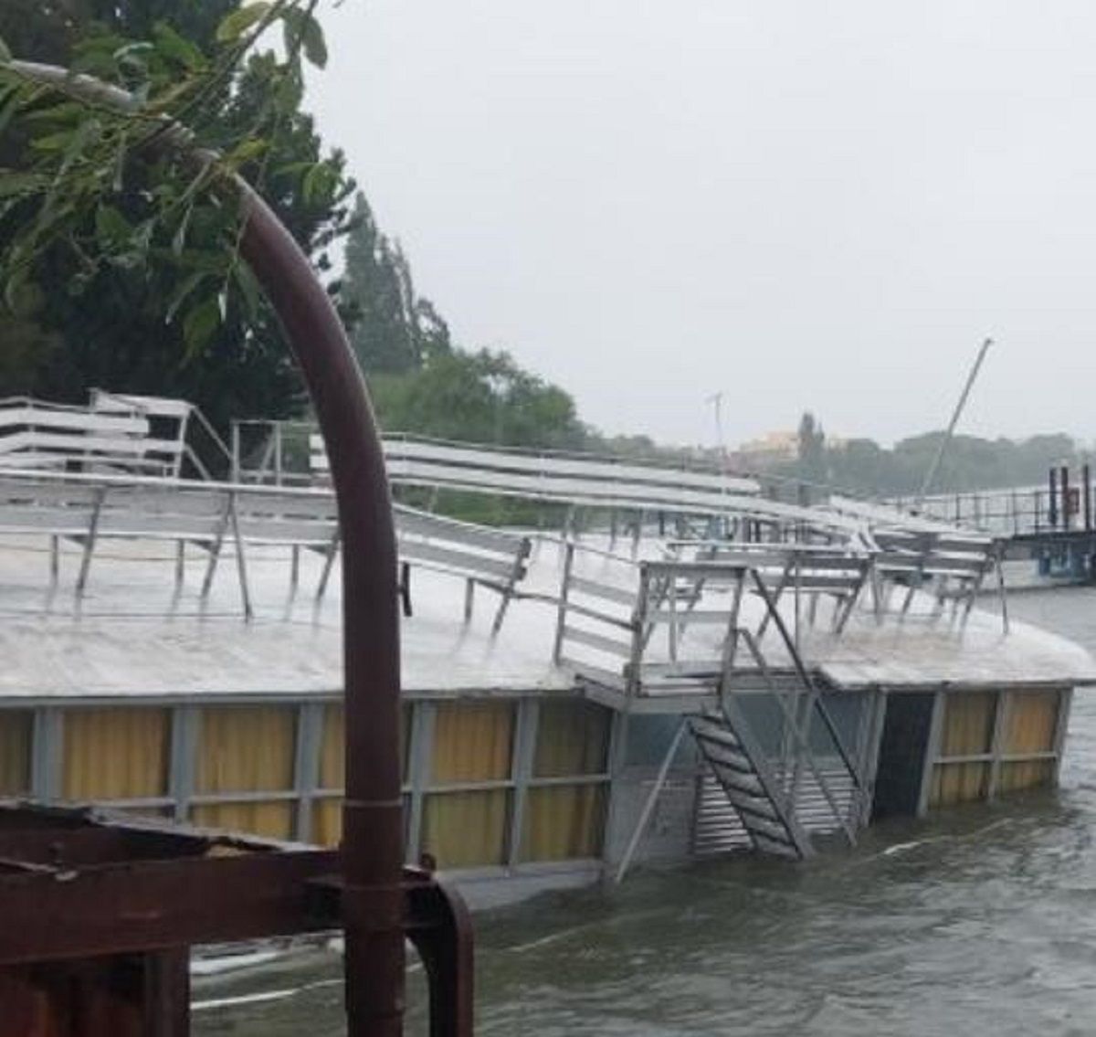 La sudestada hundió el Catamarán Curru Leuvu&nbsp;