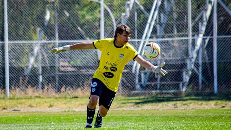 Tomás, el héroe de Cipo en la sub-15 que sueña con atajar en el Federal | LMCipolletti.com Tomás, el héroe de Cipo en la sub-15 que sueña con atajar en el Federal
