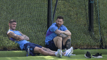 La selección argentina entrenó ante la relajada mirada de Messi