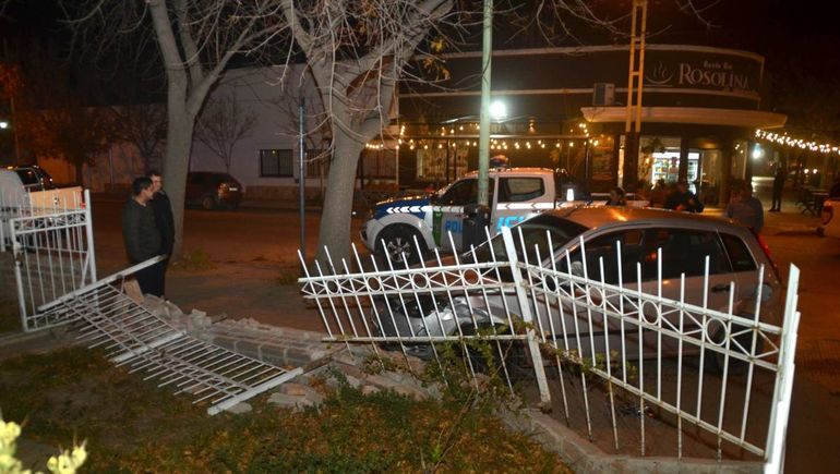 Chocó, salió hacia la vereda y lo frenó una reja