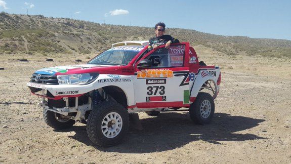 La Toyota Hilux de Reina, en plena prueba por las bardas de Catriel.