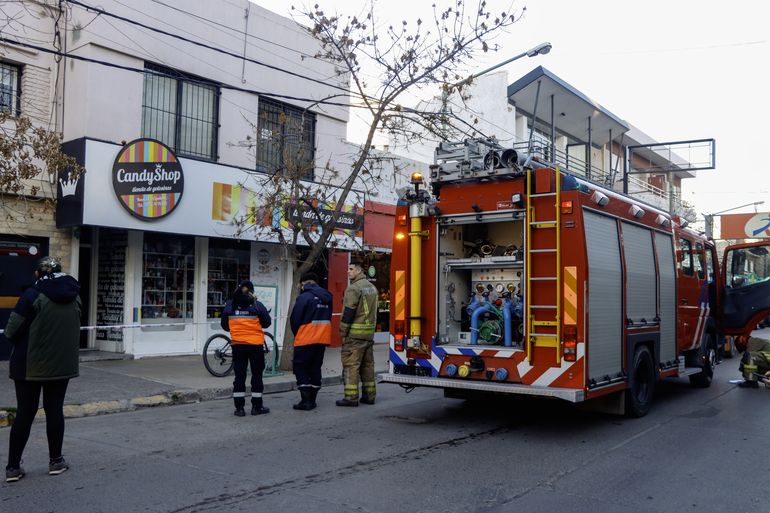 La presencia de Bomberos en el centro cipoleño alteró la calma de la mañana de este lunes.&nbsp;