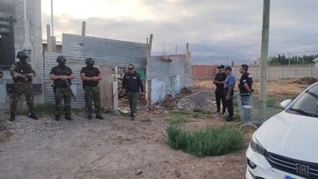 En el allanamiento encontraron ramas con flores en proceso de secado, bagullos de marihuana fraccionada para la venta, balanzas de precisión y teléfonos celulares. Foto: Gentileza.