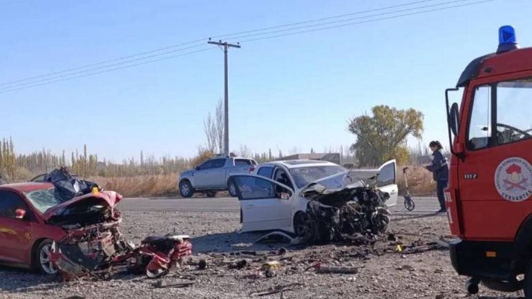 El choque entre los dos autos se registró durante la mañana de este jueves cerca de Cervantes. Bomberos debieron utilizar máquinas neumáticas para liberar a los damnificados.&nbsp;