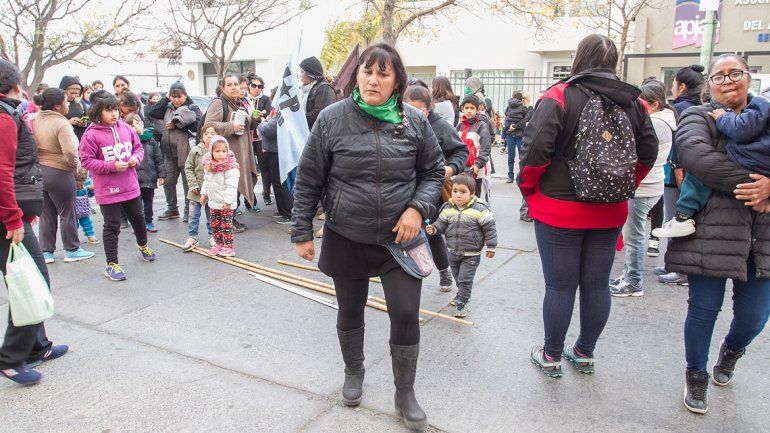 Vecinos de diferentes asentamientos irregulares de la ciudad se movilizaron ayer hasta el Municipio para rechazar el tarifazo que los golpea a diario.