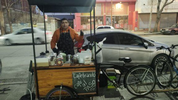 Bien despierto: Inventó el café móvil y la rompe toda en los barrios cipoleños