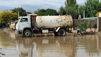 un ejercito de camiones chupa recorre los barrios que estan bajo agua