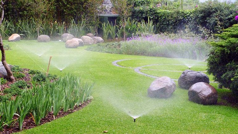 Realizan un taller para aprender a instalar sistemas de riego para jardines