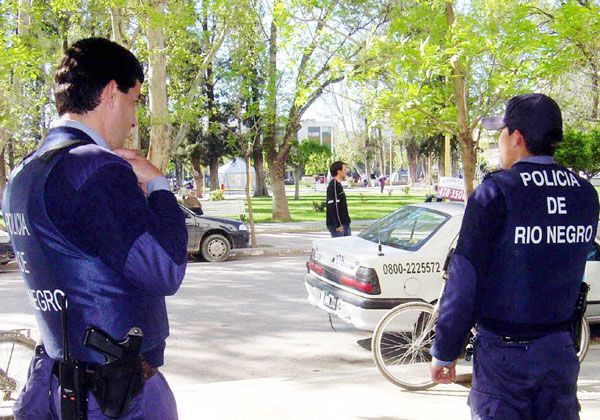 Resistiendo detención, apuñalaron a un policía
