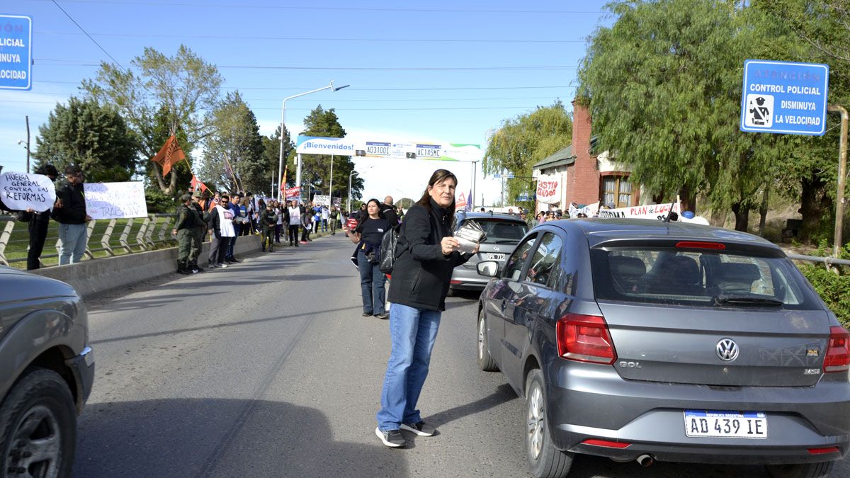 El Polo Obrero y ATEN, llevaron adelante una volanteada sobre el puente carretero que une Cipolletti y Neuquén.