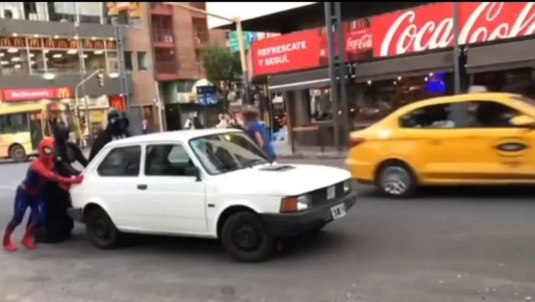 Se hizo viral: se le quedó el auto y tuvo un súper empujón