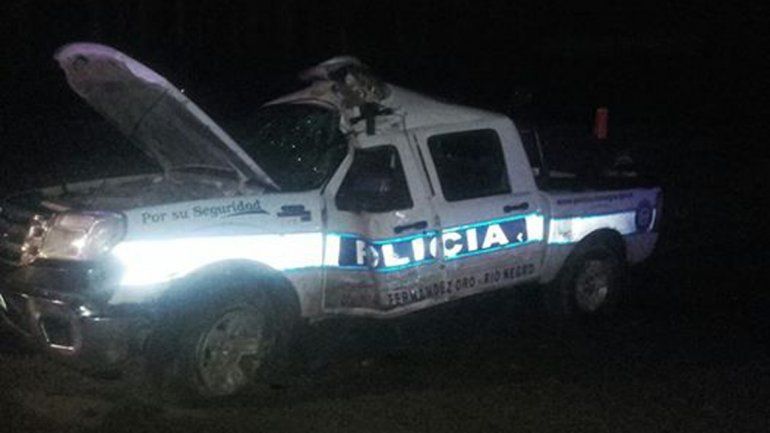 Por la lluvia, una camioneta de la policía volcó en la ruta chica