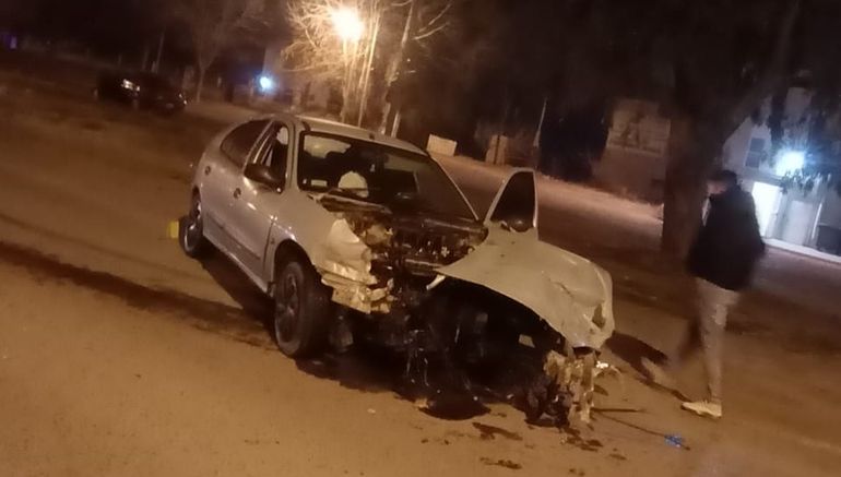 Ambos vehículos resultaron con serios daños de chapa. Uno de los conductores sufrió fractura de costillas. Al otro la alcoholemia le dio positivo. Ambos vehículos resultaron con serios daños de chapa. Uno de los conductores sufrió fractura de costillas. Al otro la alcoholemia le dio positivo.