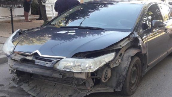 Borracho al volante chocó de lleno contra un árbol y una casa