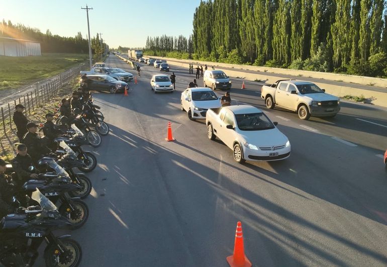Fuerte operativo en la Ruta 22: controlaron decenas de vehículos y un hallazgo abrió una investigación.