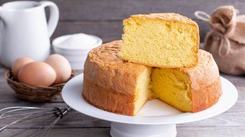Cómo hacer un bizcochuelo casero súper esponjoso: la receta fácil para la merienda