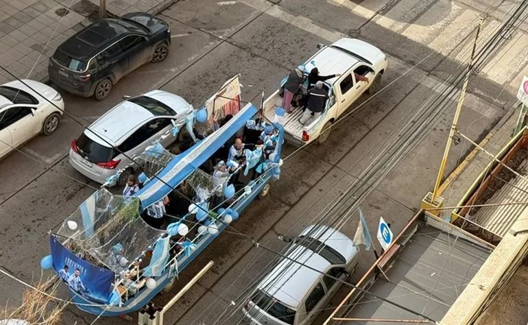 Un grupo de vecinos salió por las calles de la ciudad a bancar a la Scaloneta de cara al partido por la final del Mundial 2026. Foto: gentileza.