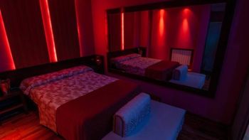 La encargada del hotel fue quien encontró al hombre sin vida tras notar que no respondía al llamado en la habitación.