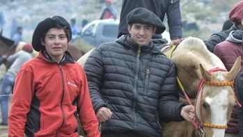  Javier Valdez, de campera roja, junto a su hermano Sandro.