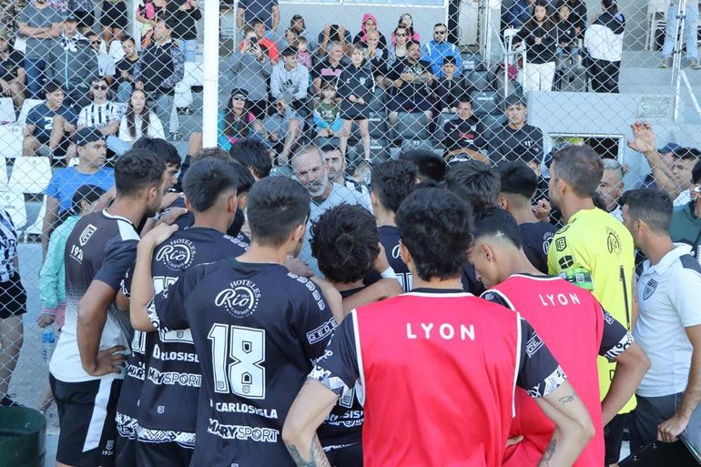 Bruno Gorer estaba expulsado y dirigió al equipo desde la platea. Fotos: Anahí Cárdena&nbsp;