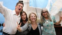 Ana Marks (centro) ganó una banca en el Senado por poco más de 2000 votos. Ana Marks (centro) ganó una banca en el Senado por poco más de 2000 votos.