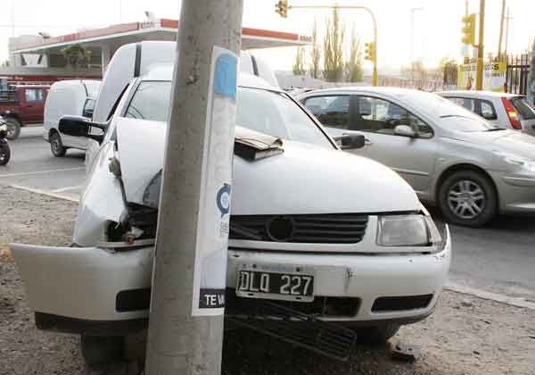Un violento choque contra un poste