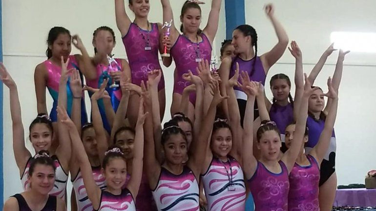 Cipoleñas en el podio de premiación en Río Colorado.