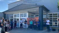 Profesionales de la Salud mantuvieron asamblea en el ingreso al Hospital de Cipolletti