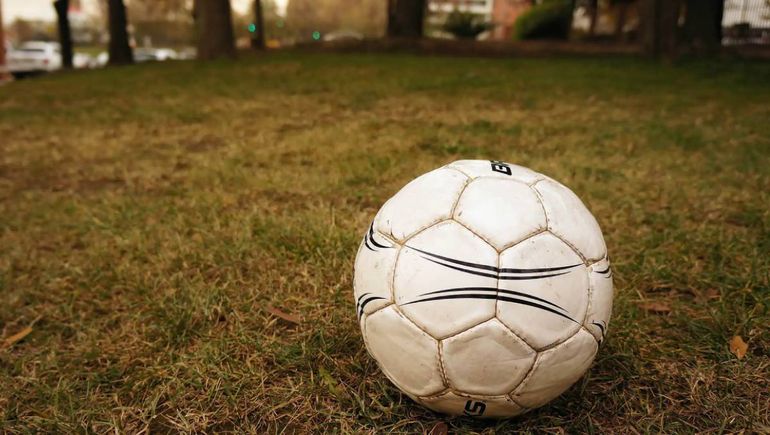 El preso tenía prisión domiciliaria pero policías lo vieron jugando al fútbol.