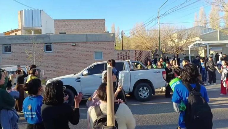 Alumnos protestaron junto a docentes por el despido de un profesor del IUPA.