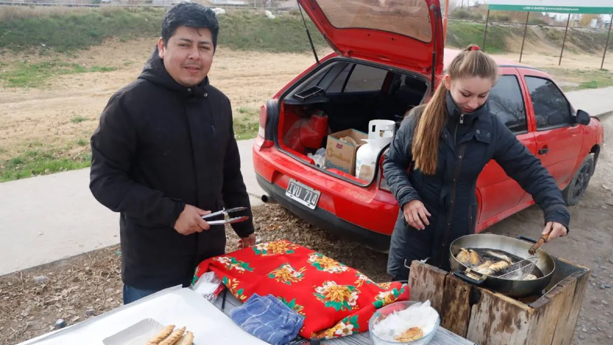Gonza y Luján, este martes sobre la ruta chica cocinando y vendiendo las empanadas. Foto Anahí Cárdena.