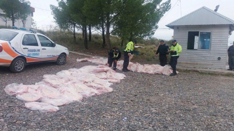 La Policía de Río Negro controla el ingreso de carne desde la Pampa Húmeda y ya realizó varios decomisos.