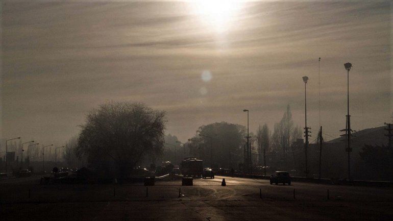 Un extraño humo cubrió los puentes carreteros