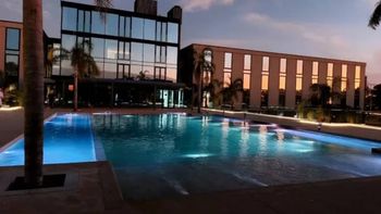 El lujoso hotel contará con dos piscinas climatizadas, entre otros chiches y confort.