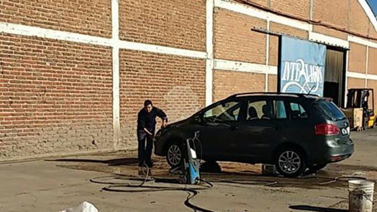 Trabajadores de Interlagos lavan autos para resistir la crisis
