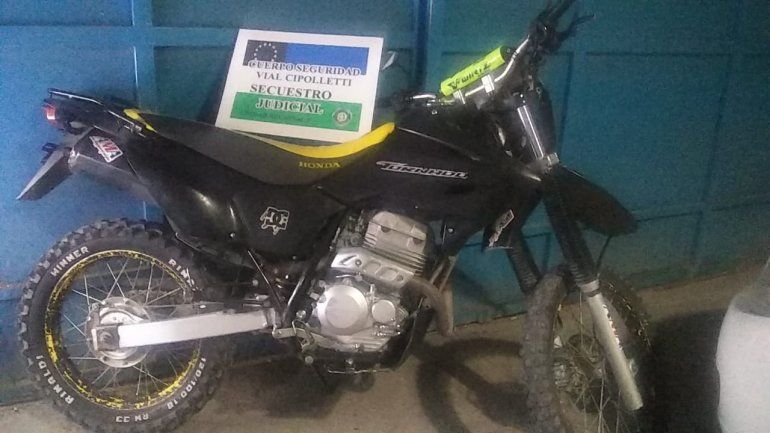 Iban en una moto melliza con documentación robada de un registro