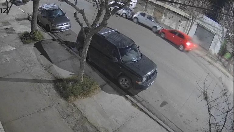 El Gol entró por la calle Roca en contramano y chocó dos autos estacionados. El conductor escapó