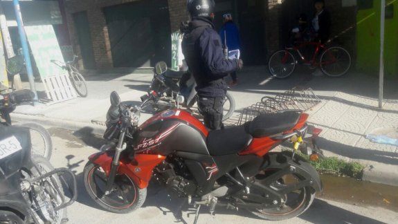 Lo atraparon con una moto robada y a violento con pedido de captura