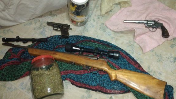 Secuestraron armas y marihuana durante un allanamiento en Oro