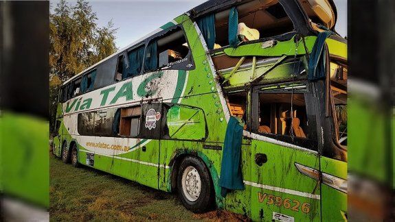 Una pareja de Roca se salvó de milagro en el vuelco del colectivo