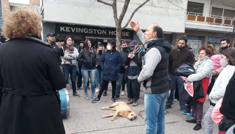 Comerciantes protestan por la cuarentena en la casa de Di Tella