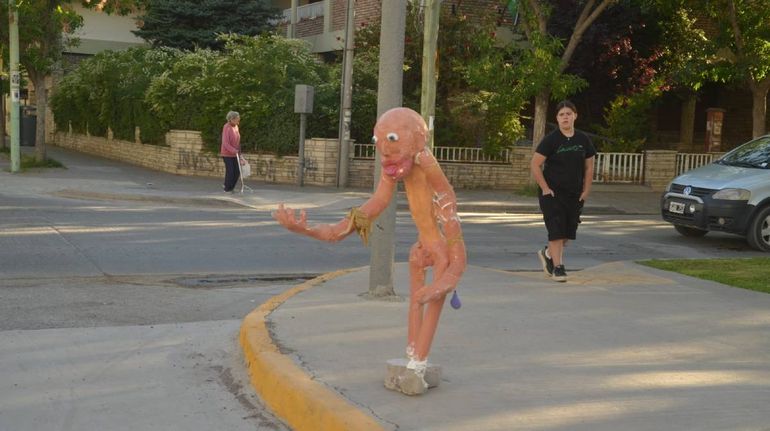 El muñeco pintoresco en calle Alem.